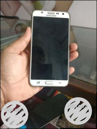 Samsung j7 2015 white excellent condition full kit..