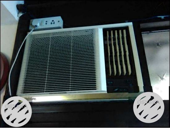 White General Window-type Air Conditioner