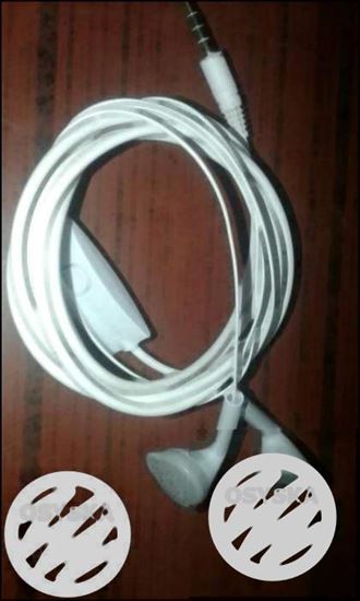 White Samsung Earphones it is new