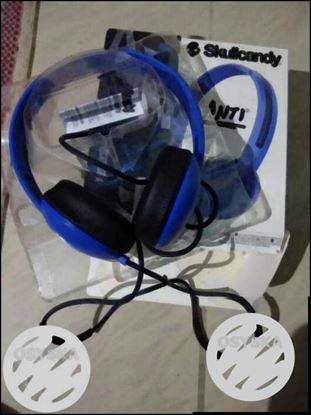 Skullcandy Headphones with noise cancellation.