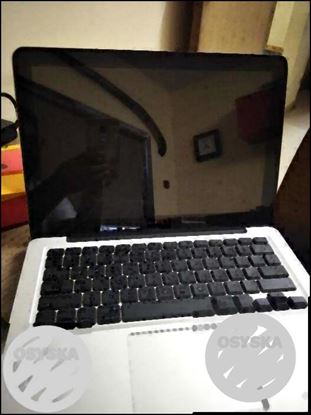 Apple MAcbook COrei7 8gb ram, 750 gb hdd dvd camera 13.3 screen =37900