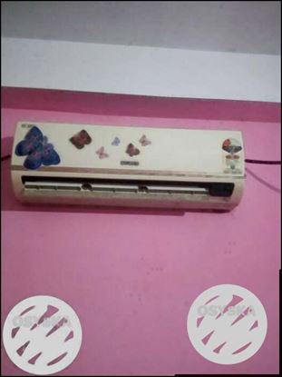 White Samsung Split-type Air Conditioner