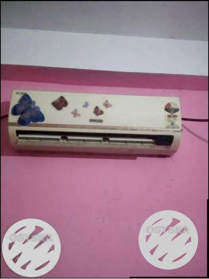 White Samsung Split-type Air Conditioner