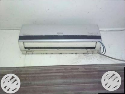 White Split-type Air Conditioner
