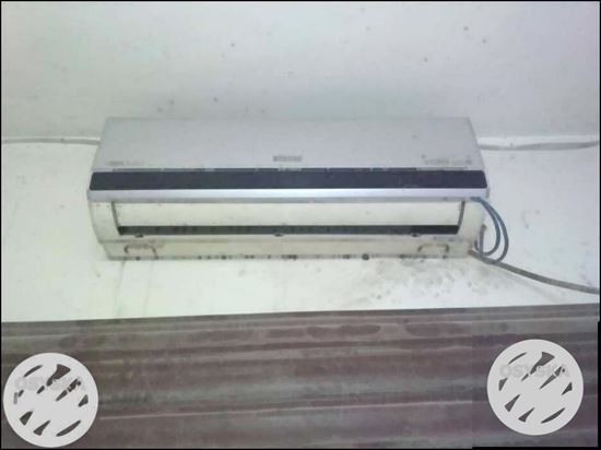 White Split-type Air Conditioner